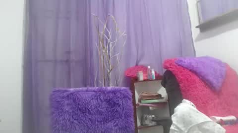 Snapshot of horny_mommy17 chatting on October 21, 4:21 pm armina online show from October 21, 4:21 pm