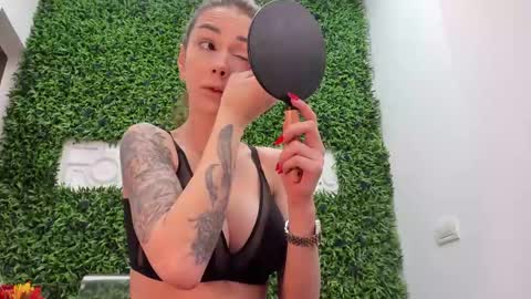 hotfallingdevil online show from April 17, 4:37 am