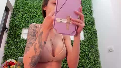 hotfallingdevil online show from April 22, 4:41 am