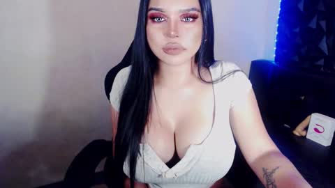 Snapshot of hotsexyhugetrans chatting on December 21, 3:20 pm Marga Avery online show from December 21, 3:20 pm