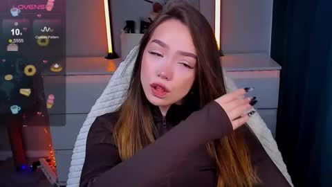 hello Im Eva online show from March 28, 8:05 am