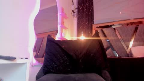 hotty_redd online show from December 17, 8:15 pm