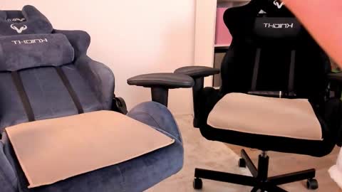 Nessie and Jessie online show from November 2, 5:02 pm