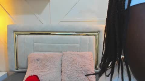 Snapshot of huddah_cam chatting on February 11, 11:20 am huddah online show from February 11, 11:20 am