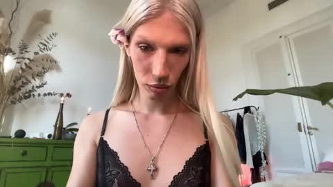 Alice help me reach 100 likes  online show from May 14, 5:11 pm