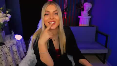 hyileyclark online show from April 15, 7:58 pm