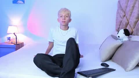 Son Hyunjin online show from January 8, 10:59 pm