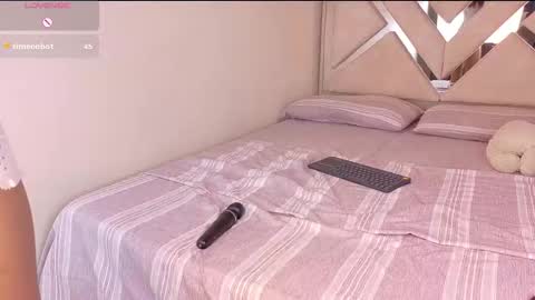 iam_nicolle online show from October 17, 1:15 pm