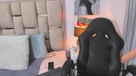 Snapshot of iliy_ chatting on December 30, 2:31 am ILY   online show from December 30, 2:31 am