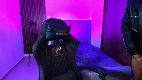 im_usuga online show from April 11, 7:56 am