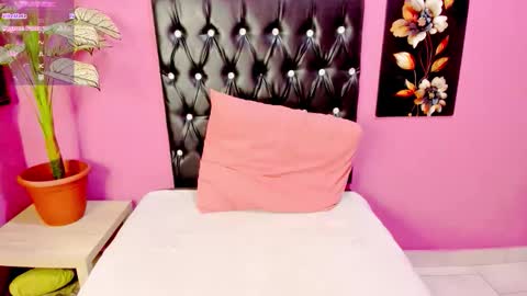 PARADISEQUEEN online show from March 9, 7:02 am