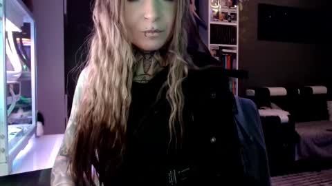 Snapshot of inesdesire chatting on February 24, 7:22 am InesDesire online show from February 24, 7:22 am