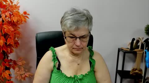 Snapshot of iris_xdesire chatting on October 20, 6:18 am I R I S online show from October 20, 6:18 am