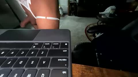 isaac_akamu online show from April 8, 12:35 am