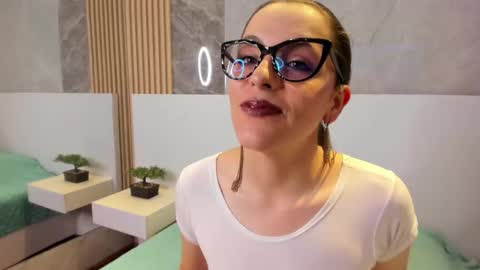 Isis Noir online show from September 13, 2:30 pm