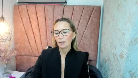 ISSA MILF online show from November 17, 1:03 pm