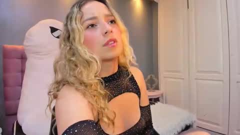 issadorajames online show from October 29, 10:10 pm