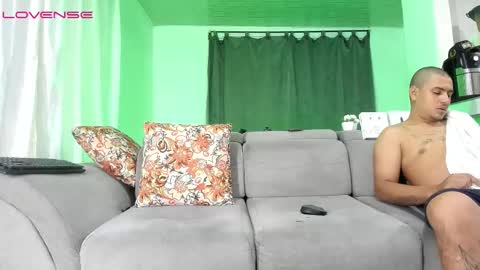 Snapshot of issalovexxx chatting on October 16, 12:54 am Isabella  online show from October 16, 12:54 am