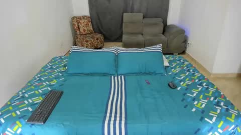 Snapshot of issalovexxx chatting on February 22, 5:23 am Isabella  online show from February 22, 5:23 am