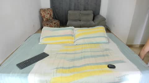 Snapshot of issalovexxx chatting on February 6, 6:18 am Isabella  online show from February 6, 6:18 am