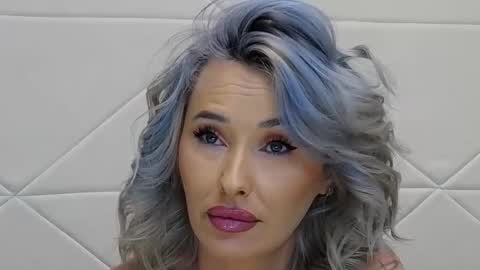 IssaSmyth online show from February 5, 4:43 pm