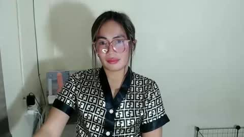 itsurgil_kloeh online show from December 17, 8:15 pm