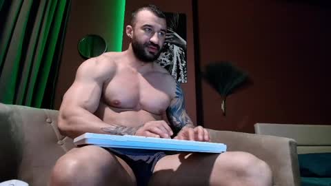iustinmucle95 online show from May 12, 7:06 am