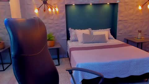 ivannacollen online show from January 4, 5:37 pm