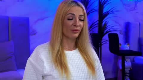 izabelle_02 online show from April 2, 3:47 am