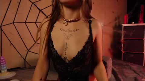 Snapshot of izzy_inked chatting on October 13, 11:01 am Izzy Inked online show from October 13, 11:01 am