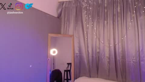 Hey im Jaxxxon check my info     online show from April 16, 1:44 pm
