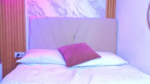 j_belle_ online show from May 6, 11:00 pm