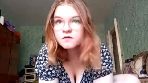 Snapshot of jackelyndubitsky chatting on October 19, 9:03 am I am Vanessa Help me reach 10 Thumbs Up online show from October 19, 9:03 am