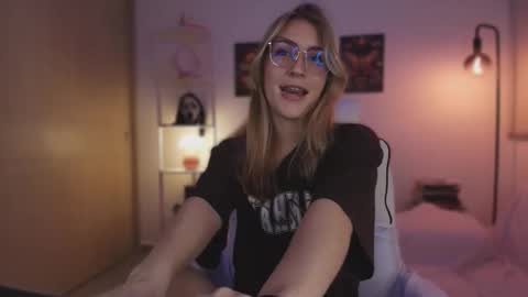 Linda Sofia help me get to 100 thumbs up online show from November 22, 4:00 am