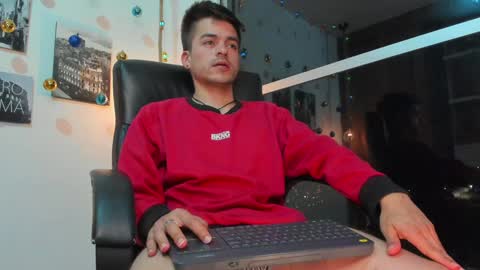 Snapshot of jacobstones_ chatting on December 19, 6:12 am JACOB STONES online show from December 19, 6:12 am