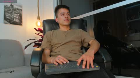 Snapshot of jacobstones_ chatting on February 23, 7:33 am JACOB STONES online show from February 23, 7:33 am