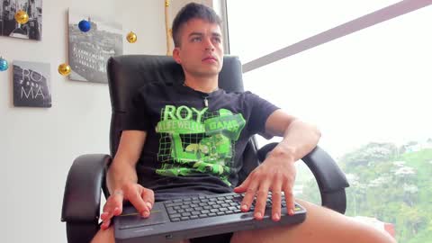 Snapshot of jacobstones_ chatting on December 5, 4:39 pm JACOB STONES online show from December 5, 4:39 pm