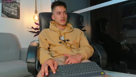 Snapshot of jacobstones_ chatting on February 11, 8:05 am JACOB STONES online show from February 11, 8:05 am