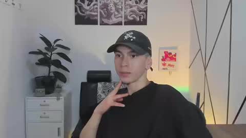 james_adamss_ online show from November 18, 12:41 pm