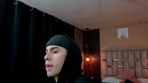 james_adamss_ online show from February 18, 11:43 am