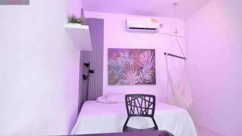 Janinne  online show from April 22, 11:17 am