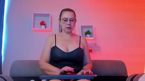 Jazmin online show from March 11, 1:25 pm