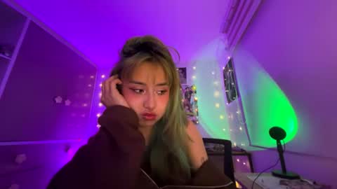 Minaa  online show from July 1, 3:26 am