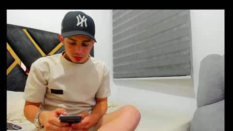 john_hot690 online show from April 12, 4:49 am