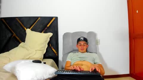 john_hot690 online show from April 6, 4:46 am