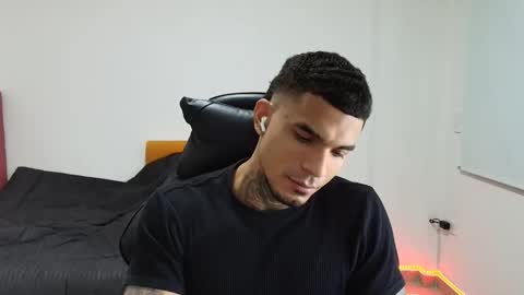 juan_gomez_1 online show from November 21, 10:19 pm