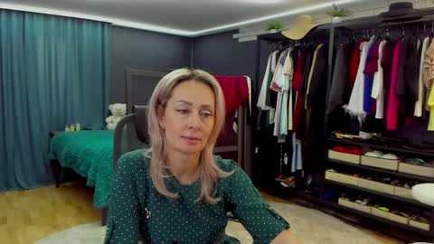 julia__cherry_ online show from April 4, 2:13 pm