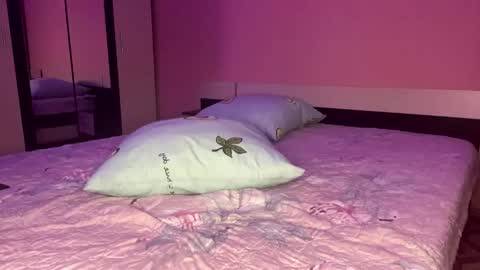 julia_charm online show from April 14, 4:21 pm