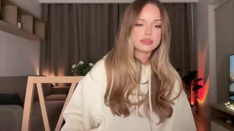 Julia R Le online show from November 28, 11:01 pm