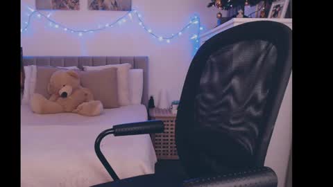 julialiones online show from December 26, 3:31 pm